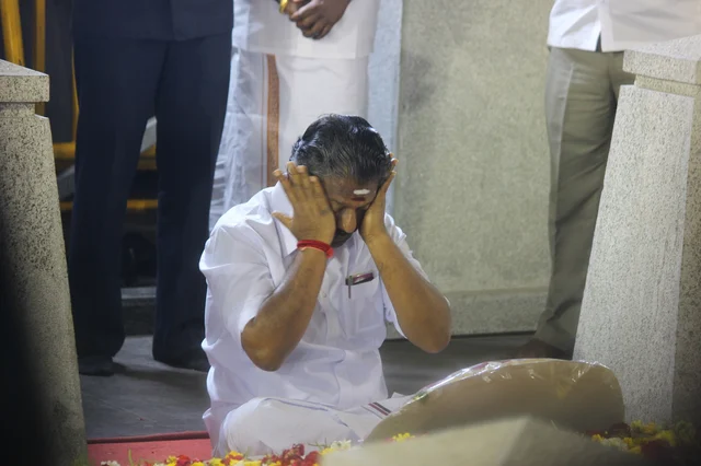 ஜெயலலிதா சமாதியில் பன்னீர் தியானம்