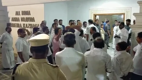 தமிழ்மகன் உசேன் முன்னிலையில் கோஷம்போடும் அ.தி.மு.க-வினர்