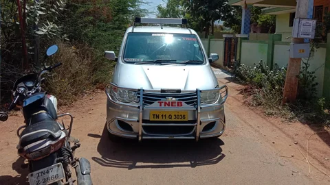 விஜிலென்ஸ் டி.எஸ்.பி வந்த வாகனம்