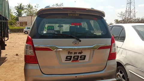 அந்த இனோவா கார்