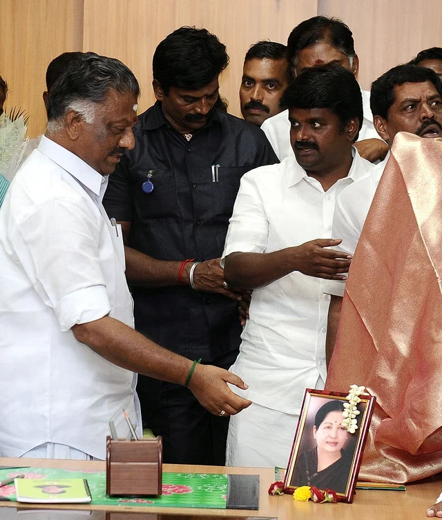 விஜயபாஸ்கருடன் பன்னீர்