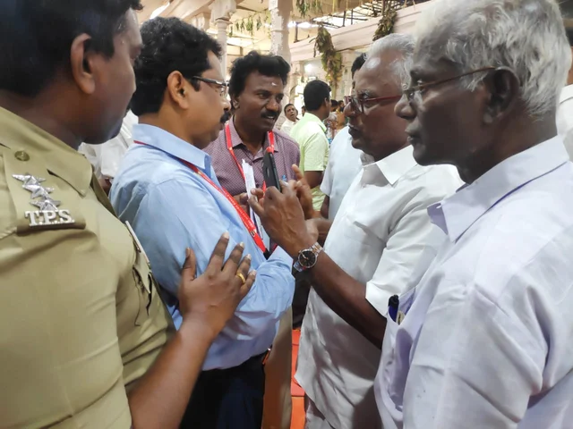 அதிகாரிகளிடம் மனு