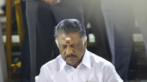 ஜெயலலிதா சமாதியில் பன்னீர் தர்மயுத்தம்