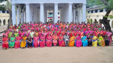 ஓய்வுபெற்ற பெண் போலீஸார்
