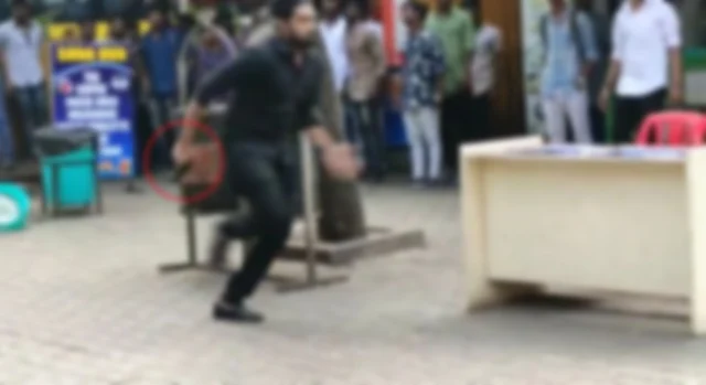 துப்பாக்கியுடன் மாணவர்