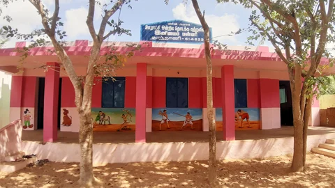 பள்ளிக்கு பெயின்ட் அடித்துக் கொடுத்த பெற்றோர்