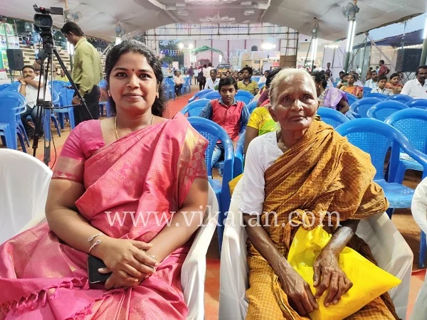 கணபதி அம்மாளுடன் மாவட்ட ஆட்சியர்