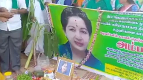 ஜெ., படத்துக்குப் படையலிட்டு விவசாயிகள் பூஜை செய்தபோது