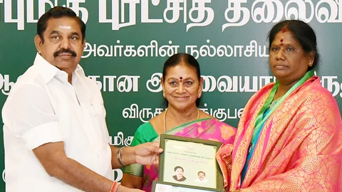 முதல்வரிடம் விருது பெற்ற கண்ணகி