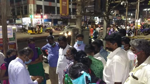 ஊருக்குச் செல்லமுடியாமல் தவித்த மாணவிகள்!