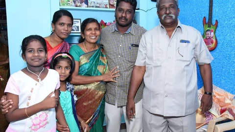 குடும்பத்தினருடன் தேவிகுமார்
