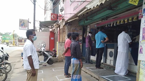 தஞ்சாவூரில் வரிசையில் மக்கள்