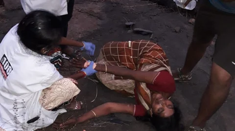 விபத்தில் சிக்கியவர்களுக்கு முதலுதவி அளிக்கப்படுகிறது