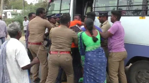 மாணவி ரேகாவின் பெற்றோர்