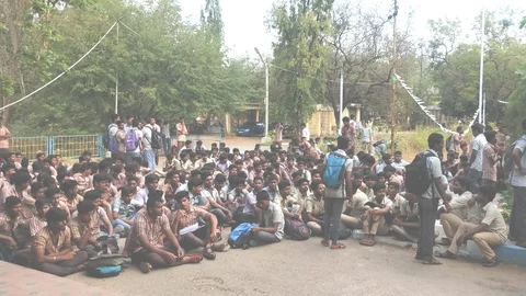 தர்ணாவில் ஈடுபட்ட மாணவர்கள்