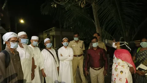 தாய்லாந்து நாட்டினரிடம் விசாரணை நடத்தும் அதிகாரிகள்