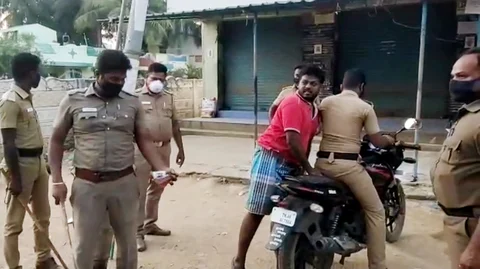 மதுபாட்டில்களுடன் சிக்கிய இளைஞர்