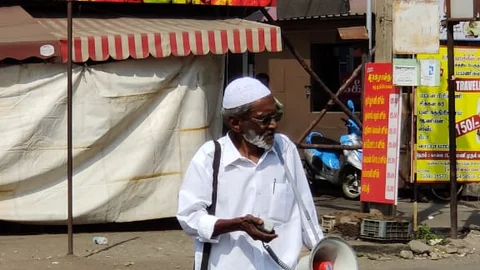 விழிப்புணர்வு பணியில் முதியவர்
