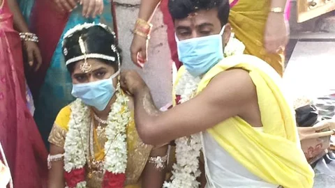 முகக் கவசம் அணிந்திருந்த மணமக்கள்