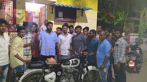 பட்டாக் கத்தியில் கேக் வெட்டிய ரவுடி