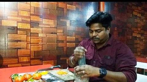 சூப் தயாரிக்கும் பணியில் சிவா