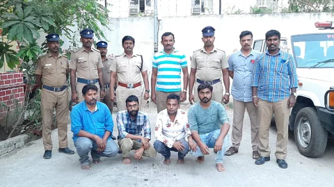 போலீஸிடம் சிக்கிய திகில் செல்போன் கும்பல்
