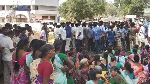மறியலில் ஈடுபட்ட உறவினர்கள்