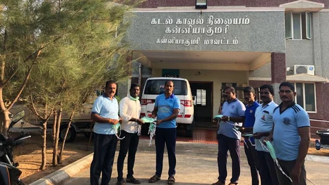 மாஸ்க்குகளை விநியோகிக்கும் காவலர் துரைசிங்