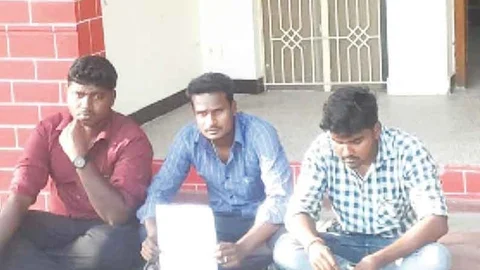 உறவினர்களுடன் ரகுபதி தர்ணா