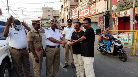 பணஉதவி செய்யும் ட்ராஃபிக் போலீஸார்