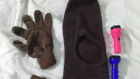 டாஸ்மாக் கொள்ளையனின் கையுரை, குரங்கு குல்லா, டார்ச் லைட்