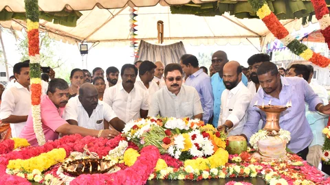 நடராசன் சமாதியில் அஞ்சலி செலுத்தும் தினகரன்