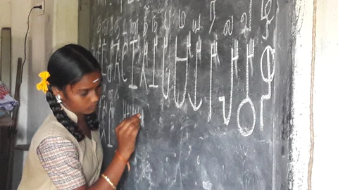 தமிழி எழுத்துப் பயிற்சியில் மாணவி