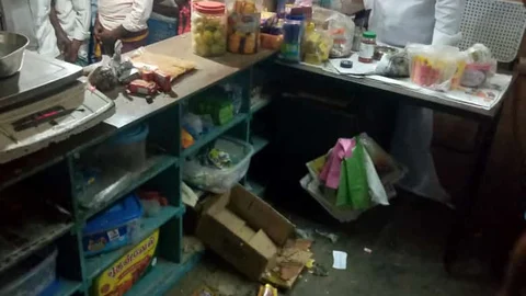 மளிகைக் கடையில் வெடிகுண்டு வீச்சு