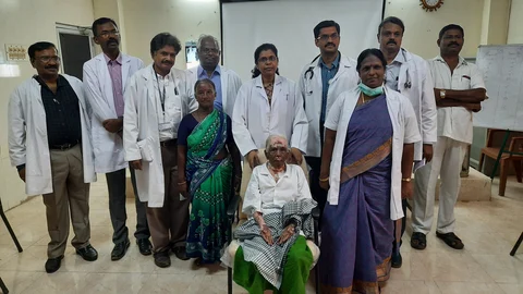 சந்திரசேகரியுடன் மருத்துவக் குழு