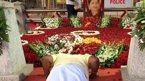 ஜெயலலிதா சமாதியில் பூங்குன்றன்