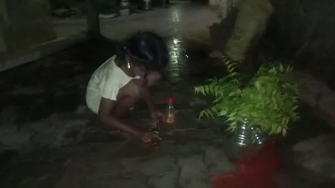 விளக்கேற்றும் சிறுமி