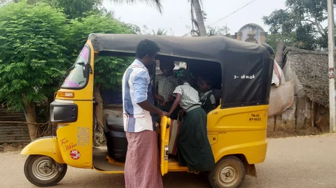 மாணவர் சேர்க்கையை அதிகரிக்க உதவிய ஆட்டோ டிரைவர்