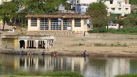 தாமிரபரணி ஆற்றின் பின்னணியில் தைப்பூச மண்டபம்
