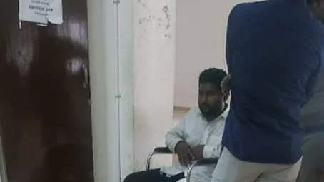 காலில் கட்டுடன் கடத்தல் கும்பலைச் சேர்ந்தவர்