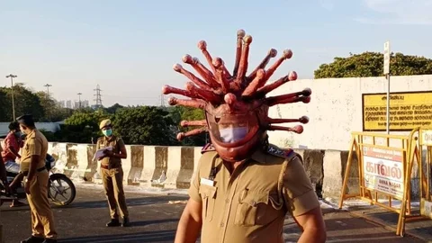 கொரோனா வைரஸ் வடிவிலான ஹெல்மெட் அணிந்த இன்ஸ்பெக்டர்