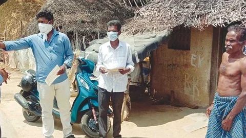 ஆய்வு செய்யும் அதிகாரிகள்