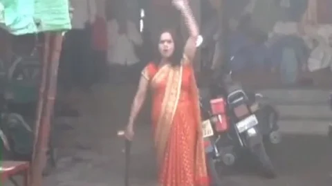 கொரோனாவால் அடி வாங்கிய பெண் சாமியார்