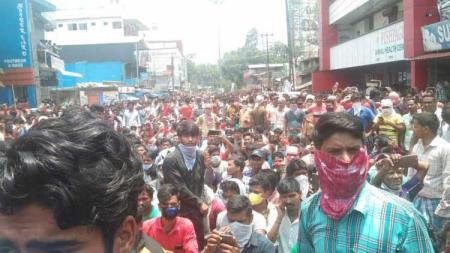 கோட்டயத்தில் போராட்டம் நடத்திய வெளிமாநிலத் தொழிலாளர்கள்