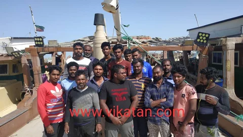 கொரோனா அச்சத்தால் ஈரானில் படகில் வசிக்கும் மீனவர்கள்