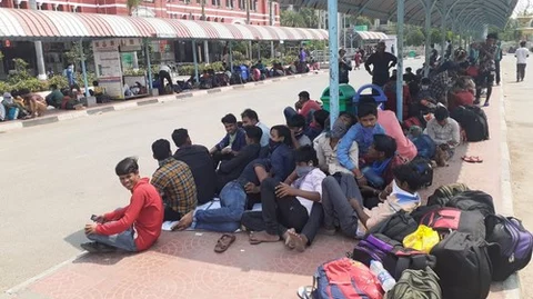 கொரோனா விழிப்புணர்வு இல்லாத வட மாநில இளைஞர்கள்