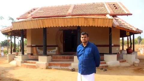 மரபு கட்டடம் முன்பு பிரதீப்குமார்