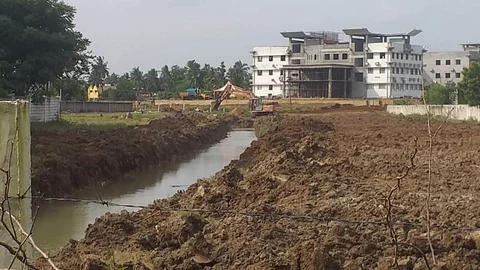 புதிதாக அமைக்கப்படும் சாலை