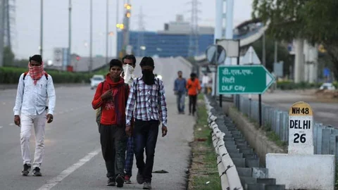 சொந்த ஊர்களுக்கு நடந்து செல்லும் மக்கள்
