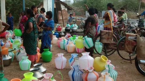 குடிநீருக்காக நிற்கும் மக்கள்